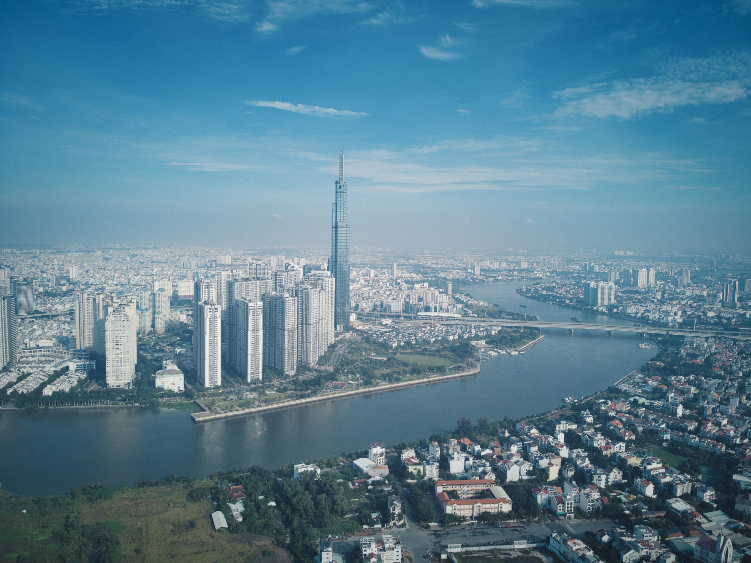 Skyline TP.HCM bên sông Sài Gòn, tháp Landmark 81 — ảnh minh họa